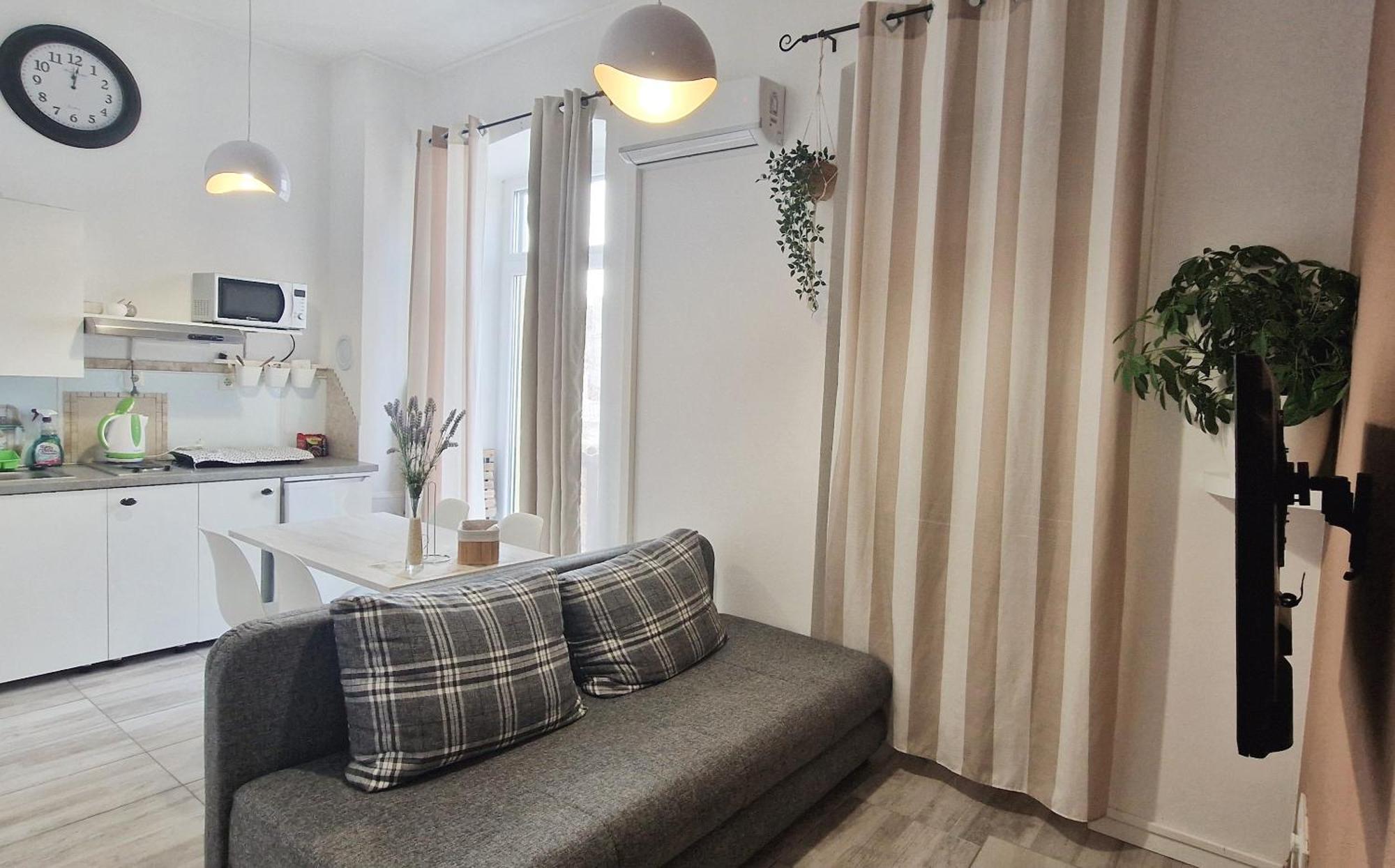 Apartment Megy With Balcony In City Center ซริกเวนิซา ภายนอก รูปภาพ