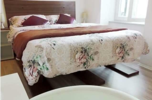 Apartment Megy With Balcony In City Center ซริกเวนิซา ภายนอก รูปภาพ